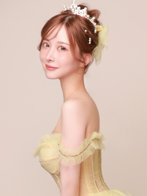 横を向いてほほ笑むちなさん。CLUB Baron公式プロフィール掲載写真
