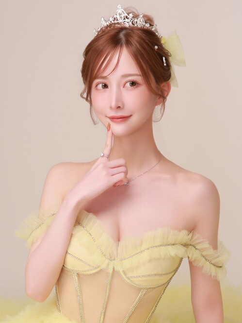 黄色いドレス姿のちなさん。CLUB Baron公式プロフィール掲載写真