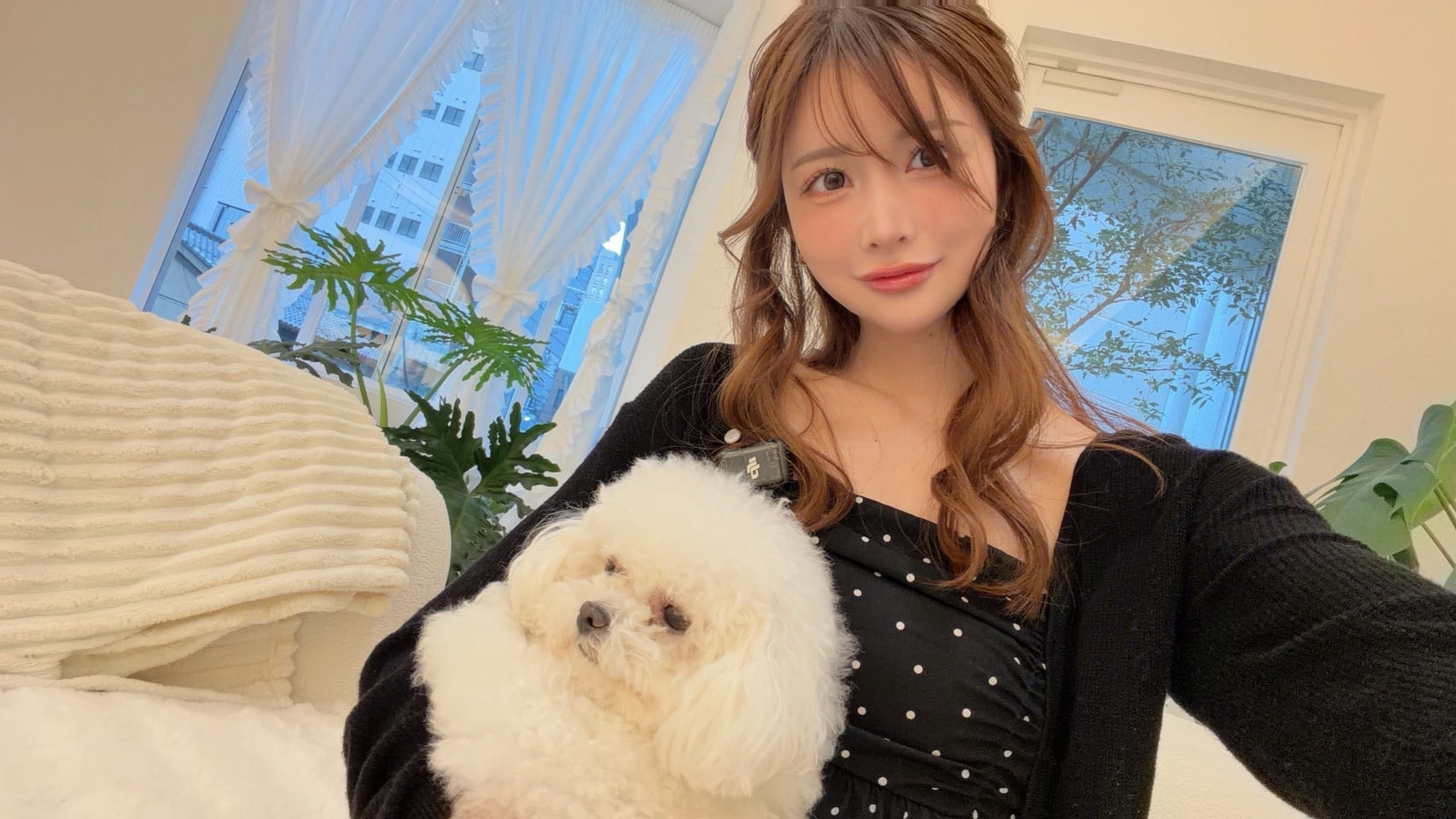 白い犬を抱いて、ほほ笑むちなさん